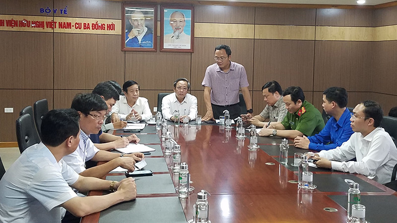Ông Khuất Việt Hùng phát biểu tại cuộc họp báo. Họp báo vụ tai nạn giao thông đặc biệt nghiêm trọng tại Quảng Bình -0