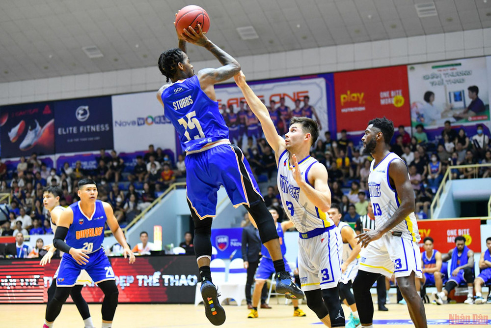 Hanoi Buffalos rất nỗ lực những phút thi đấu cuối cùng. (Ảnh: THỦY NGUYÊN) Hochiminh City Wings thắng kịch tính Hanoi Buffalos trong ngày ra quân -0
