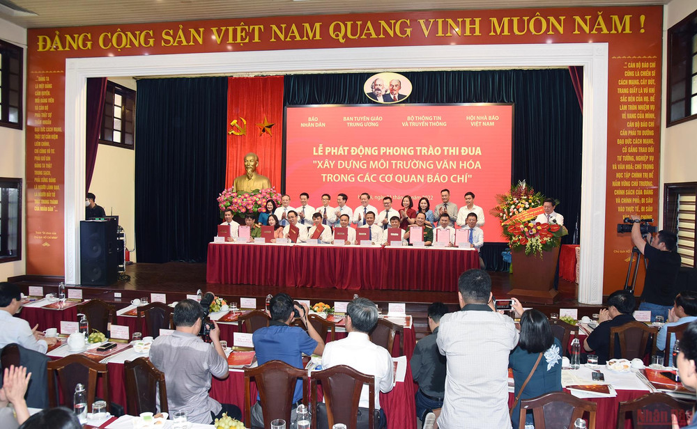 Quang cảnh lễ ký kết giao ước thực hiện phong trào thi đua “Xây dựng môi trường văn hóa trong các cơ quan báo chí”. (Ảnh: TRẦN HẢI) Phát động phong trào thi đua “Xây dựng môi trường văn hóa trong các cơ quan báo chí” -0