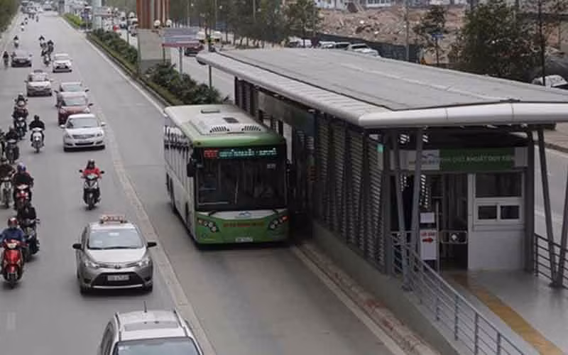 Hiệp hội vận tải hành khách công cộng thành phố Hà Nội đề xuất tiếp tục dành làn đường riêng cho xe buýt nhanh.