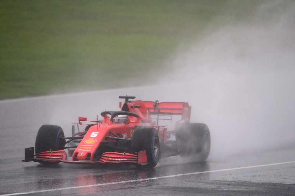 Ferrari đã giành được 27 điểm - thành tích tốt nhất của họ ở mùa giải này. Lewis Hamilton lần thứ bảy vô địch thế giới -0