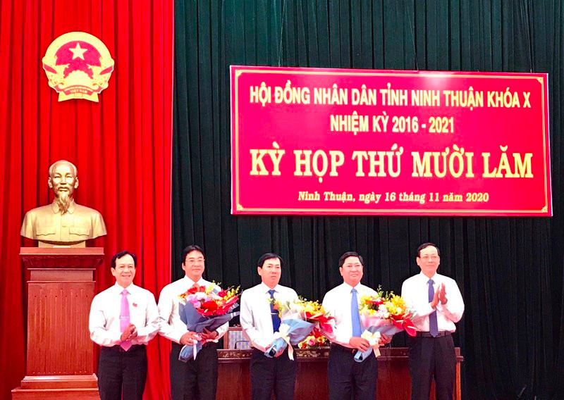 Đồng chí Nguyễn Đức Thanh, Ủy viên T.Ư Đảng, Bí thư Tỉnh ủy Ninh Thuận (người thứ nhất, bên phải ảnh) tặng hoa chúc mừng các đồng chí Trần Quốc Nam, Phan Tấn Cảnh và Nguyễn Long Biên nhận nhiệm vụ công tác mới. Đồng chí Trần Quốc Nam được bầu giữ chức Chủ tịch UBND tỉnh Ninh Thuận -0