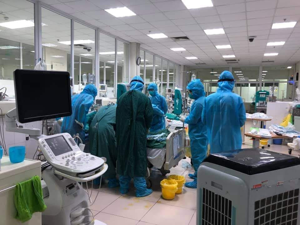 Bác sĩ các tuyến điều trị "căng mình" trước nhiều ca bệnh nặng, diễn biến phức tạp. Bác sĩ các tuyến điều trị "căng mình" trước nhiều ca bệnh nặng, diễn biến phức tạp.