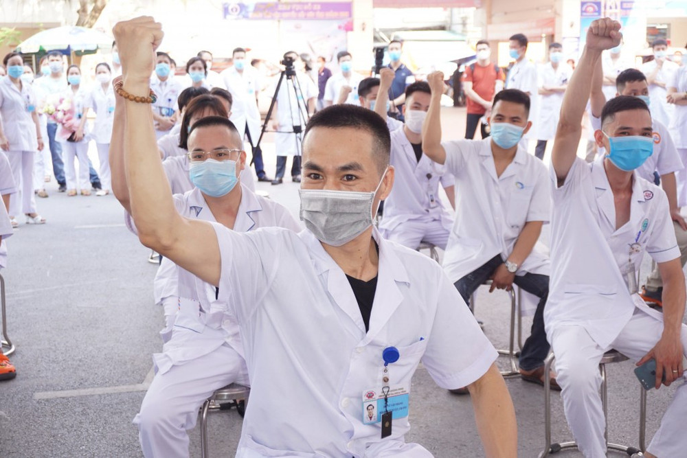 Các cán bộ y tế vẫn tiếp tục lên đường chi viện cho hai tâm dịch Bắc Giang, Bắc Ninh. Các cán bộ y tế vẫn tiếp tục lên đường chi viện cho hai tâm dịch Bắc Giang, Bắc Ninh.