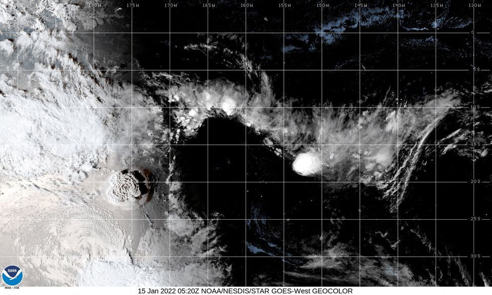 Hình ảnh vệ tinh khi núi lửa dưới nước Hunga Tonga-Hunga Ha'apai phun trào ngày 15/1. Nguồn: CIRA / NOAA Núi lửa Tonga phun trào gây sóng thần uy hiếp các quốc gia Thái Bình Dương -0