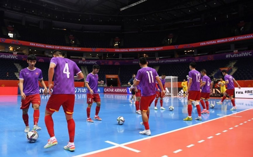 Các cầu thủ khởi động trước trận đấu. Futsal Việt Nam vs Nga: Cuộc đối đầu thử thách -0