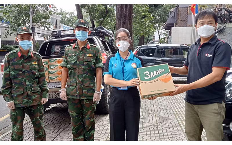 Đại diện các địa phương nhận mì hỗ trợ người dân có hoàn cảnh khó khăn.