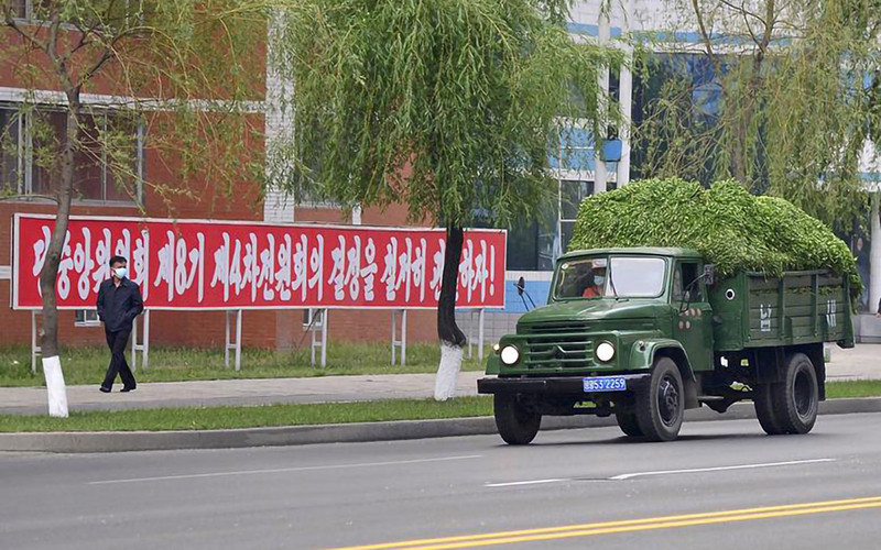 Xe chở rau phân phối cho các hộ gia đình đang chạy dọc theo một tuyến phố ở Bình Nhưỡng, ngày 16/5. (Ảnh: Kyodo)