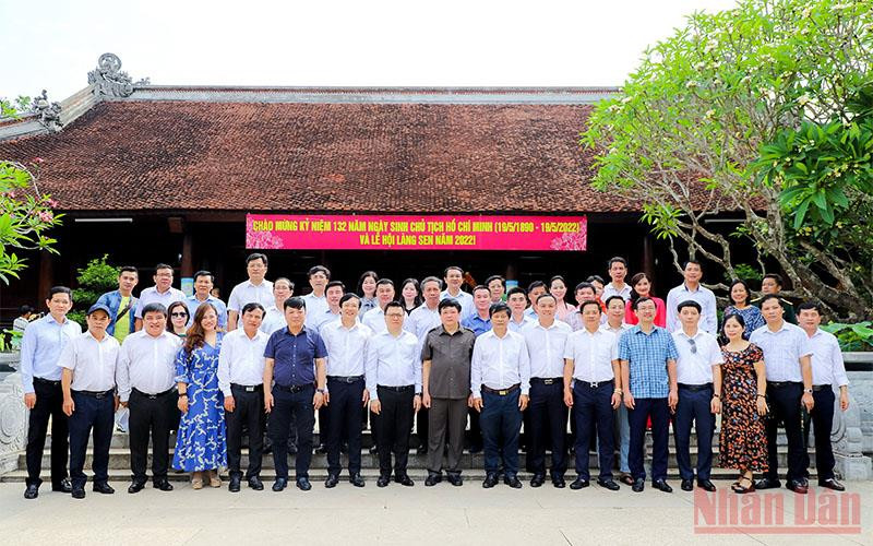 Đoàn đại biểu chụp ảnh lưu niệm tại Khu Di tích quốc gia đặc biệt Kim Liên. (ẢNH: PHẠM BẰNG) Hội Nhà báo Việt Nam và các cơ quan báo chí dâng hương tưởng niệm Chủ tịch Hồ Chí Minh -0