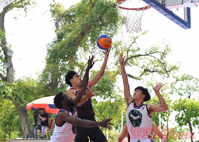 Sôi nổi các trận đấu tại Giải bóng rổ phong trào HBF 3x3 -0