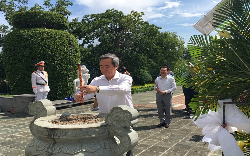 Đồng chí Nguyễn Văn Bình dâng hương tại Nghĩa trang Liệt sĩ tỉnh Bến Tre. Đồng chí Nguyễn Văn Bình làm việc tại Bến Tre -0