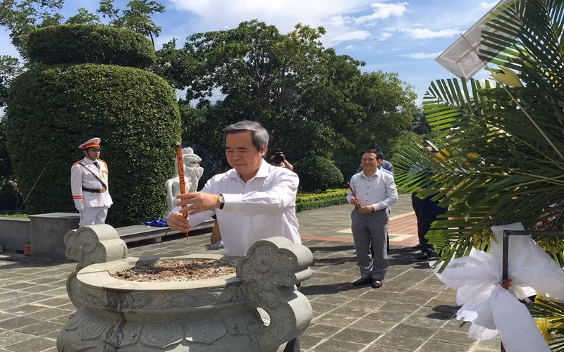 Đồng chí Nguyễn Văn Bình làm việc tại Bến Tre -0