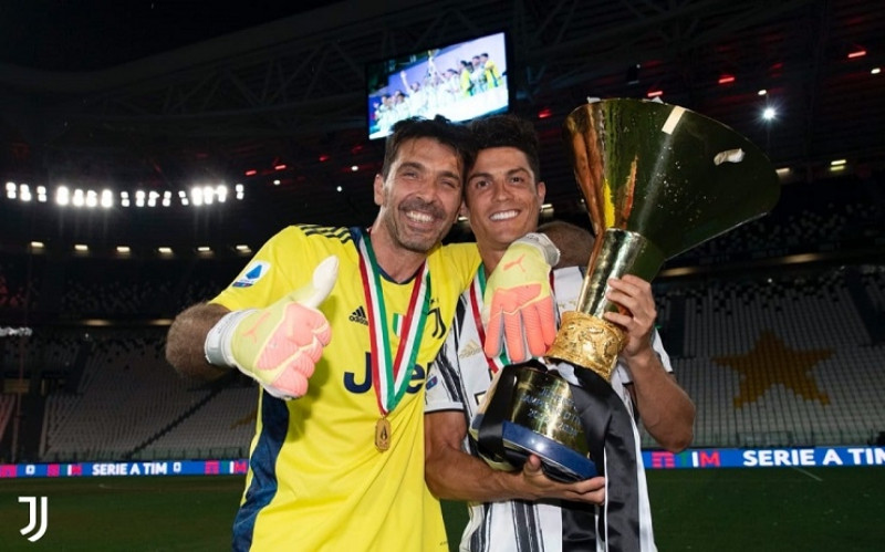 Cristiano Ronaldo và đồng đội Gianluigi Buffon ăn mừng cúp vô địch. (Ảnh: Juventus FC) ronaldo_buffon-1596328907809.jpg