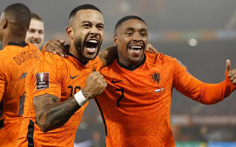 Bergwijn (phải) và Depay giúp Hà Lan giành vé dự VCK World Cup 2022. (Nguồn: Getty Images)