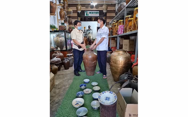 Cán bộ Bảo tàng Đắk Lắk tìm hiểu hiện vật. Ảnh: NGỌC ANH