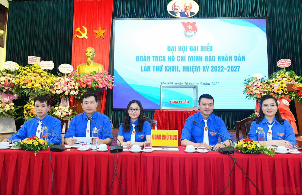 Đoàn Chủ tịch điều hành Đại hội. (Ảnh: THÀNH ĐẠT) Tuổi trẻ Báo Nhân Dân phát huy truyền thống, kiến tạo thành công mới -0