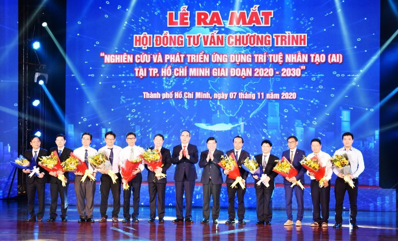 Đồng chí Nguyễn Thiện Nhân và các thành viên Hội đồng tư vấn ứng dụng AI tại TP Hồ Chí Minh.