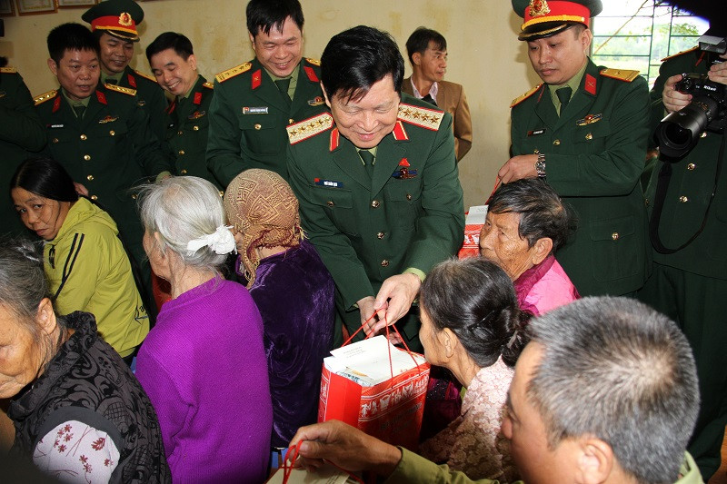 Đại tướng Ngô Xuân Lịch, Ủy viên Bộ Chính trị, Phó Bí thư Quân ủy Trung ương, Bộ trưởng Quốc phòng tặng quà cho hộ gia đình chính sách, hộ nghèo thôn 6. Đại tướng Ngô Xuân Lịch dự Ngày hội Đại đoàn kết toàn dân tộc tại tỉnh Hà Nam -0