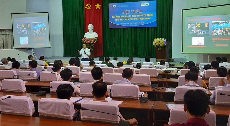 Ông Ngô Anh Tuấn, Phó Chủ tịch phụ trách an ninh mạng – Tập đoàn BKAV chia sẻ Kinh nghiệm và kết quả triển khai hệ thống giám sát an ninh mạng SOC. Giải pháp bảo đảm an toàn thông tin trong triển khai dịch vụ đô thị thông minh ở Vĩnh Long -0