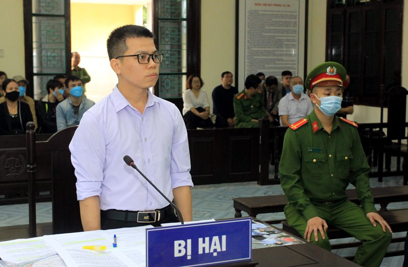 Anh Vũ Văn Pho, cán bộ tư pháp hộ tịch phường Lê Hồng Phong (TP Thái Bình) dự phiên tòa với tư cách người bị hại. Bản án thích đáng cho các đối tượng tổ chức đánh người tố cáo -0