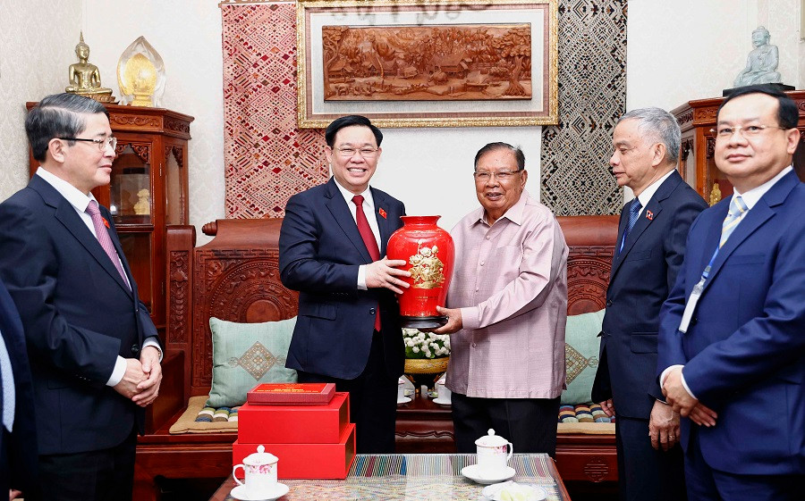 Chủ tịch Quốc hội Vương Đình Huệ tặng quà lưu niệm cho nguyên Tổng Bí thư, nguyên Chủ tịch nước Lào Bounnhang Vorachith. (Ảnh: TTXVN)
