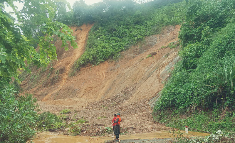 Quốc lộ 2 bị sạt lở, giao thông từ thành phố Hà Giang về Hà Nội ách tắc cục bộ. Mưa lũ tại Hà Giang khiến ba người chết -0