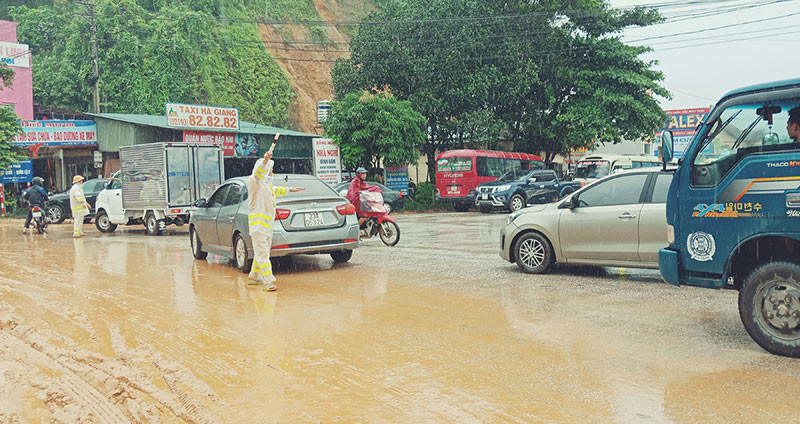Lực lượng chức năng phân luồng, bảo đảm giao thông trên tuyến Quốc lộ 2. Mưa lũ tại Hà Giang khiến ba người chết -0
