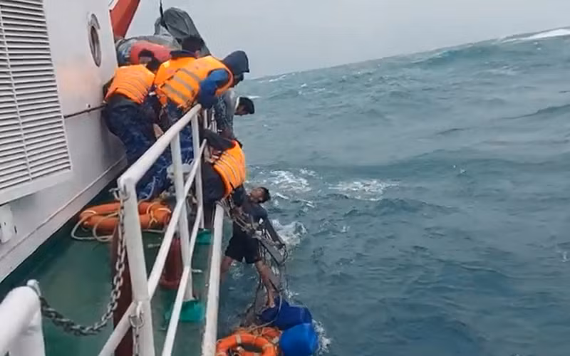 Lực lượng Cảnh sát biển tàu CSB 4032 cứu ngư dân trên tàu QNg 96237 TS bị chìm. 