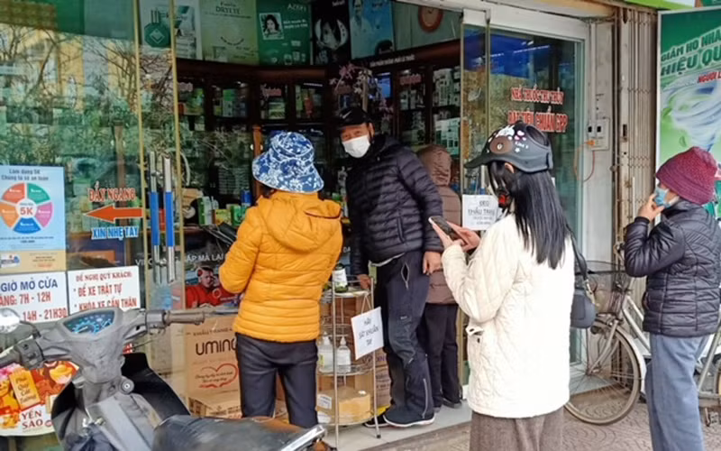 Người dân mua kit test Covid-19 tại một hiệu thuốc trên đường Lý Bôn (thành phố Thái Bình)