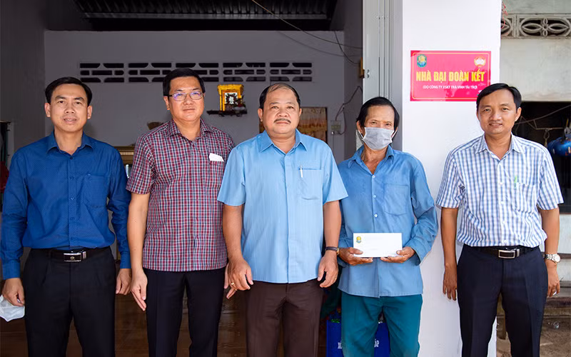 Đại diện lãnh đạo 2 Công ty TNHH MTV Xổ số kiến thiết và Ủy ban Mặt trận Tổ quốc Việt Nam tỉnh Đồng Tháp trao nhà Đại đoàn kết.