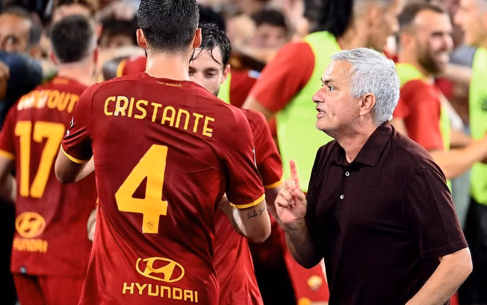 Mourinho đánh dấu cột mốc đáng nhớ trong sự nghiệp cầm quân. (Ảnh: AS Roma)