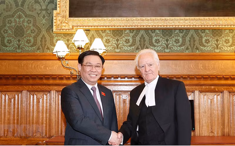 Chủ tịch Quốc hội Vương Đình Huệ và Chủ tịch Thượng viện Anh John Mcfall. (Ảnh: Doãn Tấn/TTXVN)