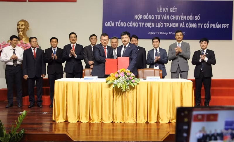 Đại diện lãnh đạo EVNHCMC và FPT ký kết hợp đồng thực hiện tư vấn chuyển đổi số.