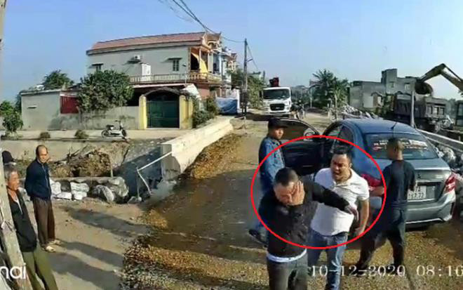 Anh Nguyễn Minh Lập (áo tối màu trong vòng tròn đỏ) bị ba đối tượng uy hiếp, đấm đá ngay giữa ban ngày tại địa bàn xã Nam Hà (Tiền Hải, Thái Bình).