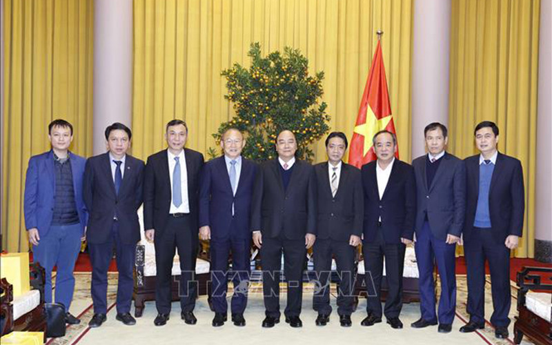 Chủ tịch nước Nguyễn Xuân Phúc chụp ảnh lưu niệm cùng Huấn luyện viên Park Hang Seo, lãnh đạo Liên đoàn Bóng đá Việt Nam và Bộ Văn hóa, Thể thao và Du lịch. (Ảnh: TTXVN) Quan tâm phát triển thể thao Việt Nam toàn diện, chú trọng bóng đá và thể thao thành tích cao -0
