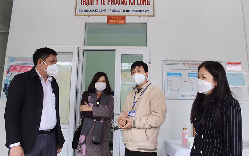 Lãnh đạo thành phố Móng Cái kiểm tra hệ thống y tế xã, phường trong việc điều trị F0 tại nhà.