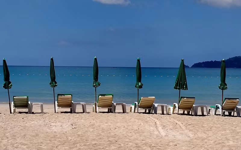 Một bãi biển vắng du khách ở Phuket, Thái Lan đầu năm 2021. (Ảnh: Bưu điện Bangkok)