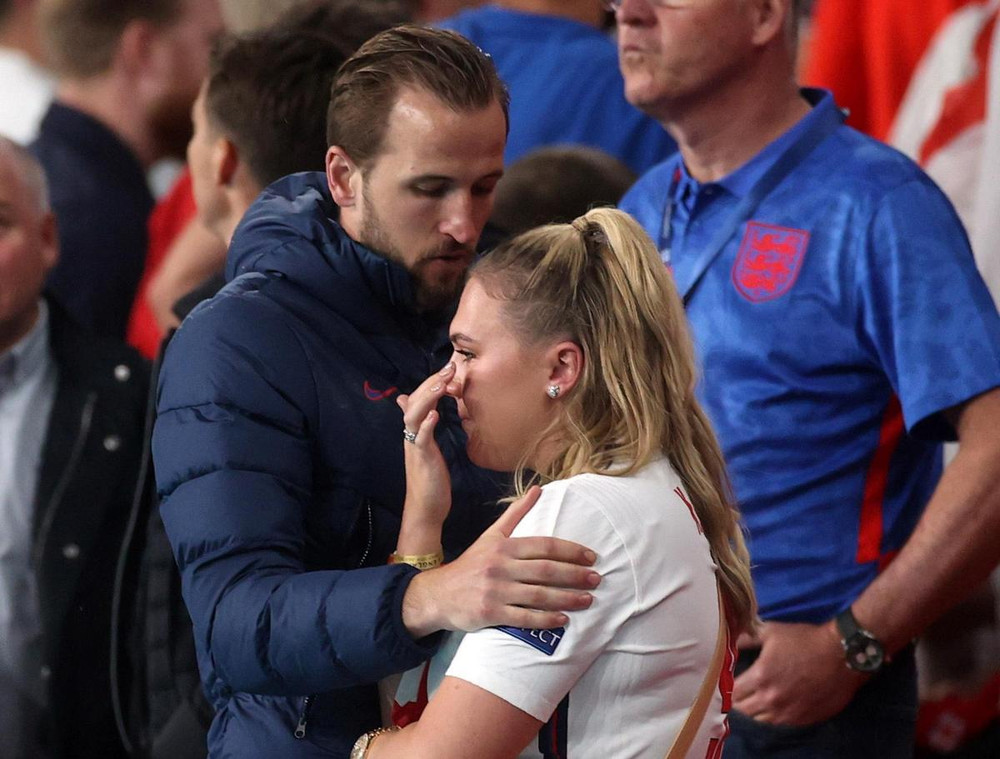 Đội trưởng tuyển Anh, Harry Kane an ủi vợ Katie Goodland sau trận đấu. (Ảnh: Pool) Niềm vui và nước mắt - hai chiều cảm xúc trái ngược sau chung kết EURO 2020 -0