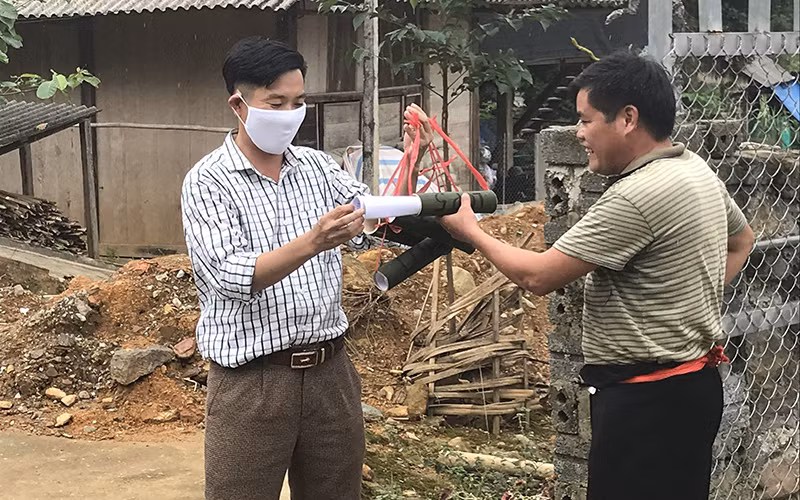 Thầy giáo Nguyễn Minh Thanh trong lần đi đưa bài tới tận nhà học sinh.
