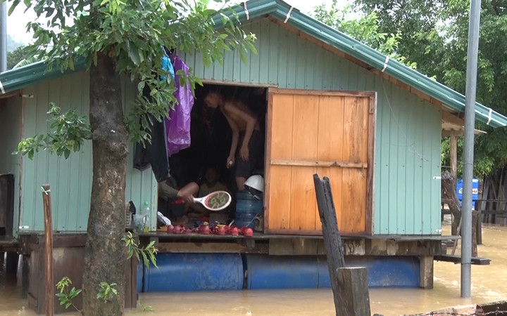 Người dân xã Tân Hóa (Quảng Bình) tránh lũ trên nhà phao an toàn. Ở vùng “rốn lũ” Trung Bộ -0