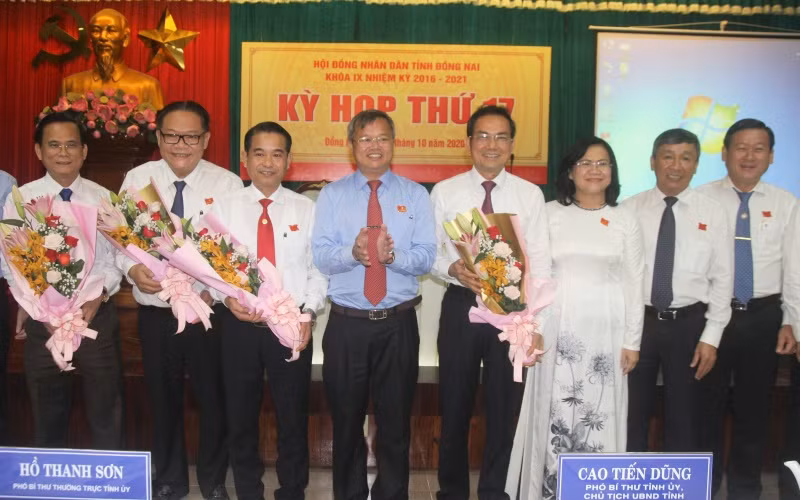 Đồng chí Thái Bảo (thứ ba từ trái qua) được bầu giữ chức Phó Chủ tịch UBND tỉnh Đồng Nai.