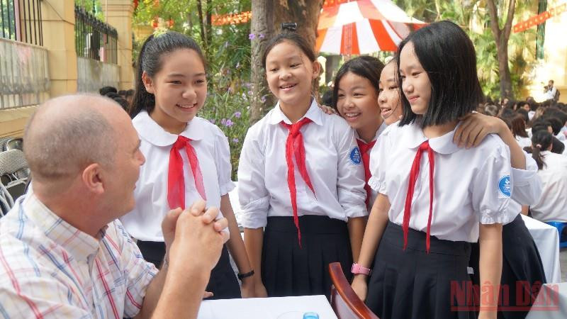 Các học sinh hệ song bằng được đánh giá cao về kỹ năng và tư duy. Hàng trăm học sinh tốt nghiệp THCS hệ song bằng hoang mang vì “hẹp” đầu vào cấp 3 -0