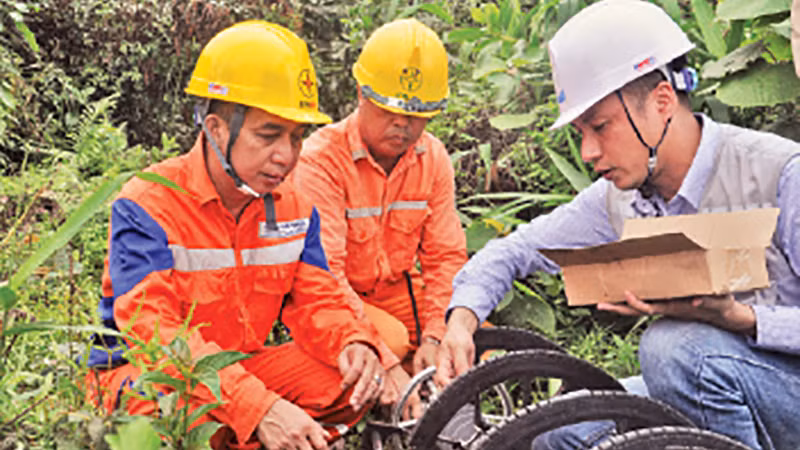 Giám đốc Công ty Điện lực Hà Giang kiểm tra thực địa công tác giảm thiểu sự cố đường dây 110 kV.