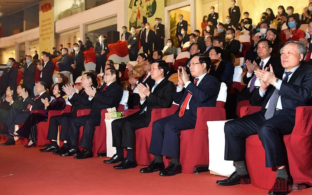 Các đồng chí lãnh đạo Đảng, Nhà nước và các đại biểu dự chương trình. Chương trình nghệ thuật đặc biệt “Khát vọng - Tỏa sáng” -0