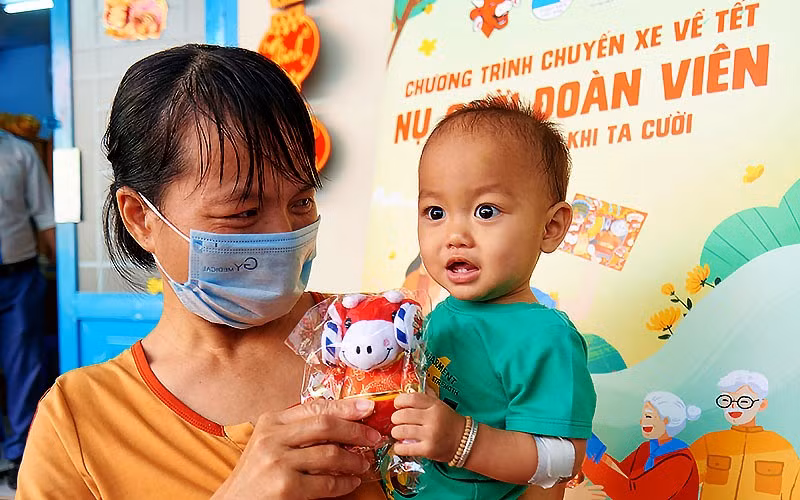 Bệnh nhi tại Bệnh viện Nhi đồng 1 (TP Hồ Chí Minh) hào hứng nhận các phần quà từ Chương trình "Nụ cười đoàn viên".