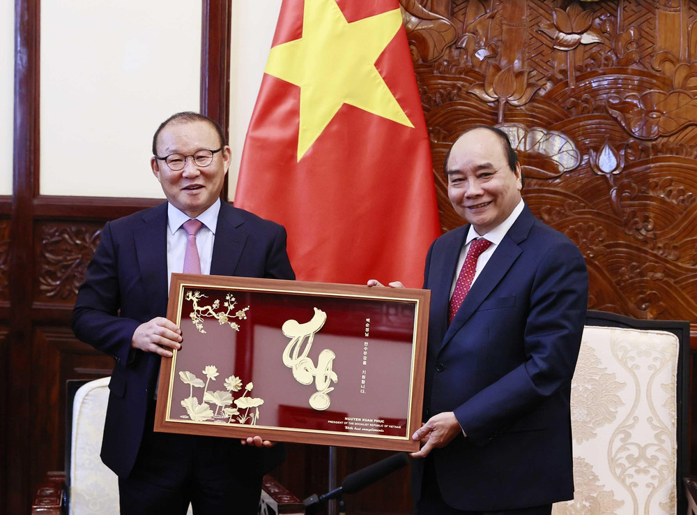 Chủ tịch nước Nguyễn Xuân Phúc tặng chữ Thọ cho Mẹ của Huấn luyện viên bóng đá Park Hang-seo. Tiếp tục quan tâm, đầu tư phát triển bóng đá nước nhà -0