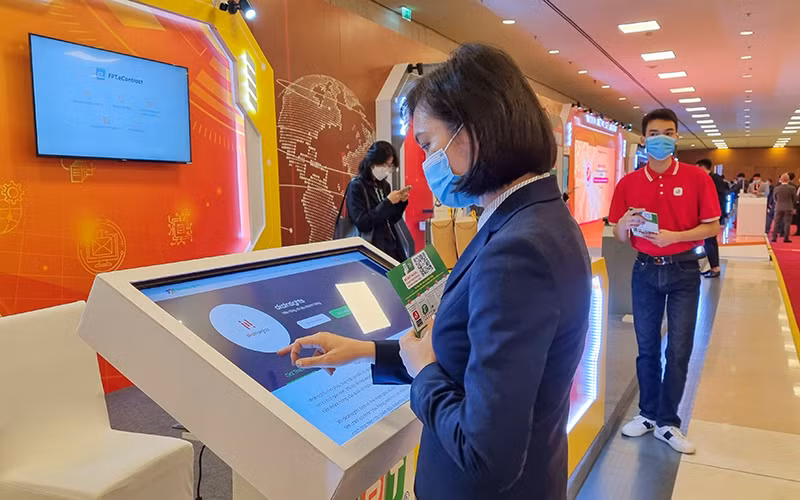 Khách hàng trải nghiệm giải pháp công nghệ của FPT tại Diễn đàn quốc gia phát triển doanh nghiệp công nghệ số lần thứ 3.