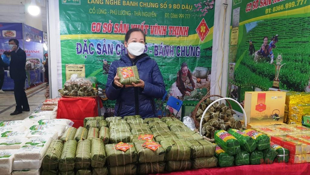 Những sản phẩm đặc trưng trong dịp Tết cổ truyền được bày bán tại hội chợ. (Ảnh: THANH TRÀ) Nhiều đặc sản vùng miền phục vụ người dân Thủ đô dịp Tết Nhâm Dần -0