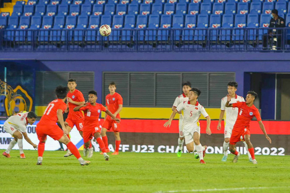 U23 Singapore phải lùi sâu phòng ngự. (Ảnh: VFF) U23 Việt Nam đại thắng Singapore trong trận ra quân -0