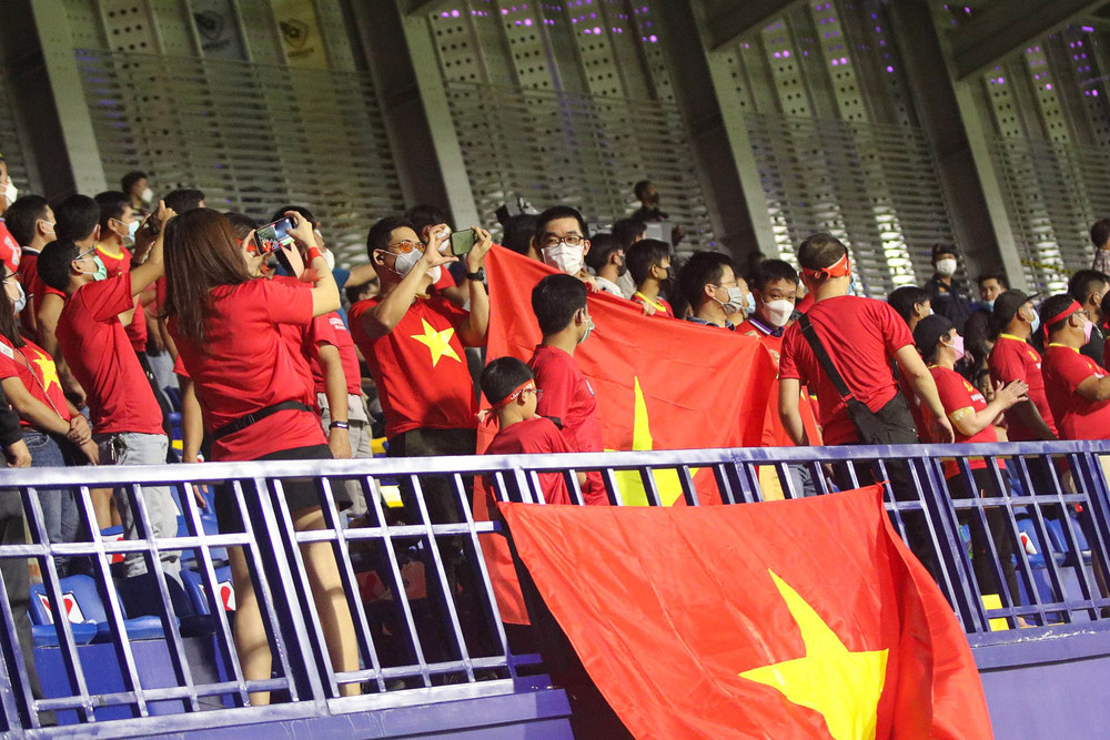 Người hâm mộ đội tuyển U23 Việt Nam trên sân Rizal Memorial. (Ảnh: VFF) U23 Việt Nam đại thắng Singapore trong trận ra quân -0